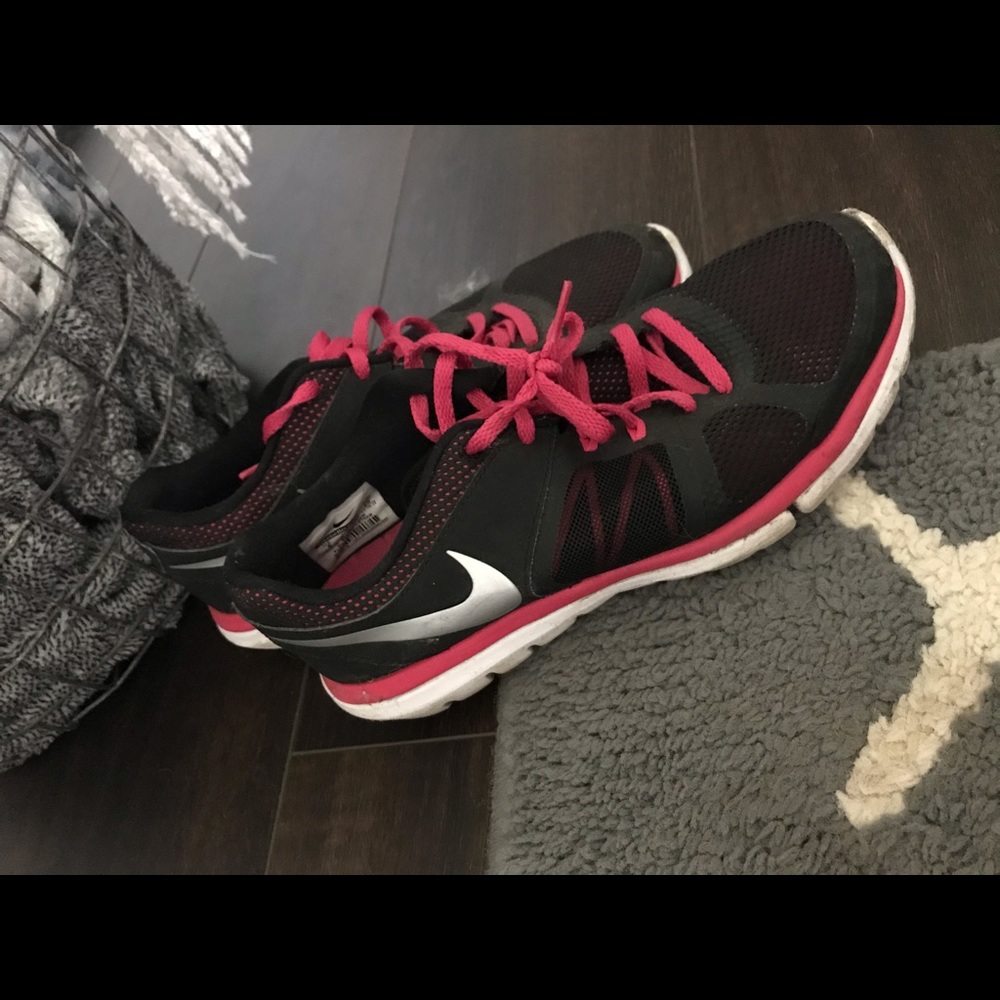 Nike flex size 8 athletic shoes black and pink